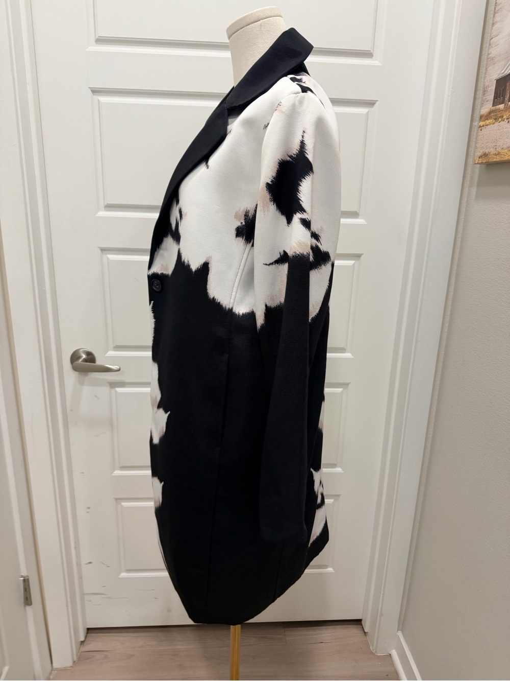 Chico’s Black & White Abstract Print Long Coat - Picture 4 of 7